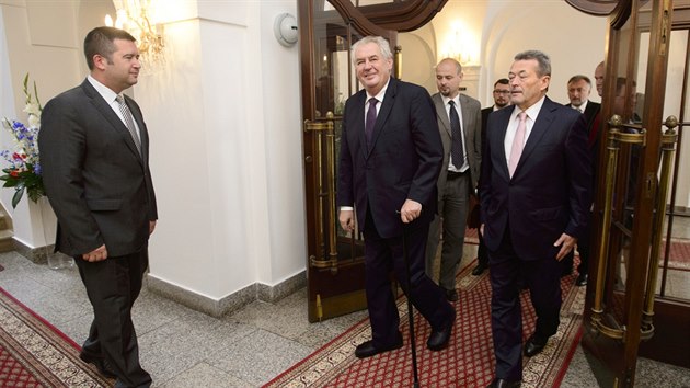Kancl Petr Kyntetr (vpravo) doprovz prezidenta Miloe Zemana pi jeho nvtv Poslaneck snmovny. (19. ervna 2015)