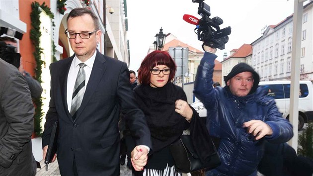 Petr Nečas s manželkou Janou přicházejí na jednání Obvodního soudu pro Prahu 1. (15. prosince 2016)