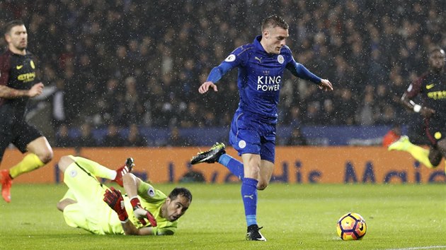 TET TREFA. Jamie Vardy obeel branke Manchesteru city Claudia Brava a podtrhnul fantastick vstup Leicesteru do zpasu.