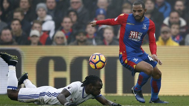 Momentka z utkn fotbalov Premier League mezi Crystal Palace a Chelsea. hostujc Victor Moses na zemi, domc Jason Puncheon spch za balonem.