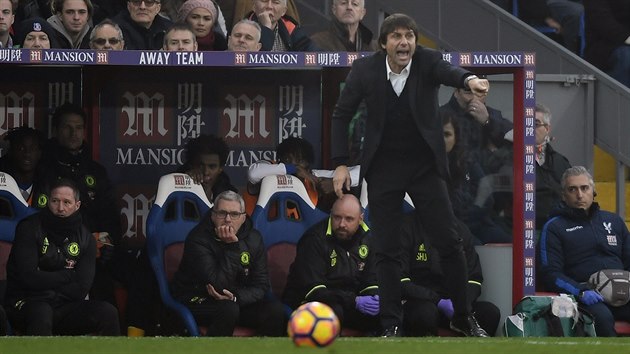 Trenr Chelsea Antonio Conte bhem zpasu anglick ligy na pd Crystal Palace.