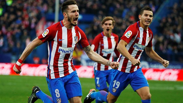 Fotbalist Atletika Madrid se raduj z glu Sala Ngueze (vlevo).