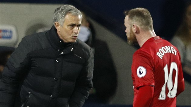 Trenr Jos Mourinho bhem zpasu Manchesteru United proti West Bromu udl pokyny Waynu Rooneymu.