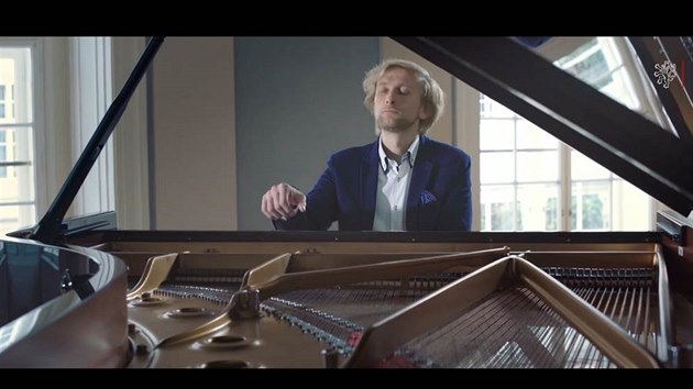 Pianista ve videoklipu hraje na nstroj z dlny Steinway.