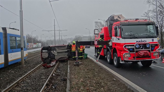 Hasii odstrauj automobil, kter v Ostrav skonil v tramvajovm kolejiti. (19. prosince 2016)