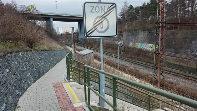 Nová značka umožňuje vjezd segwayů na nástupiště, po sto metrech ale projížďka skončí v kolejích.