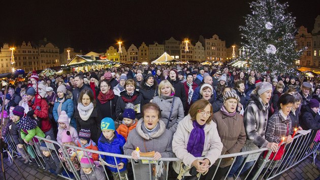 Zpívání koled na plzeském námstí Republiky. Za Plzeský kraj zpívalo vánoní...