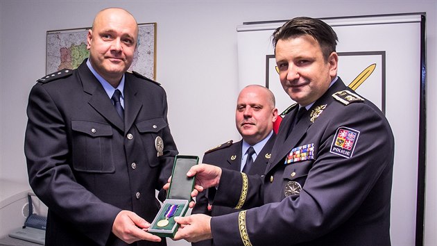 Policejn prezident Tom Tuh (vpravo) pedal vyznamenn Za statenost Jakubu Krygelovi.