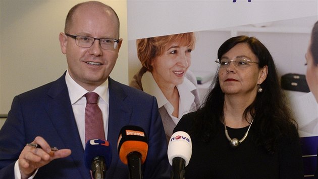 Premiér Bohuslav Sobotka a ministryn práce a sociálních vcí Michaela Marksová