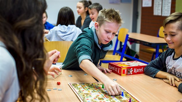 ci brnnsk zkladn koly v Herkov ulici se u djepis i prostednictvm deskov hry, kter vyla pi pleitosti vro sedmi set let od narozen Karla IV.