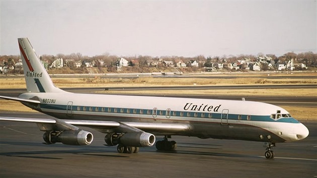 Douglas DC-8 společnosti United Airlines, linky 826.