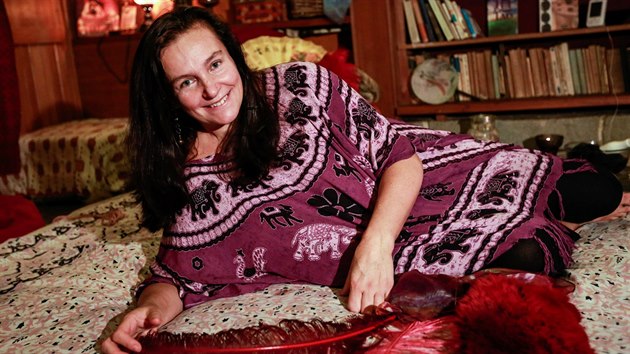 Tantra masérka Dana Kučerová původně provozovala obchod s dětským textilem, pět let také pracovala na poště.