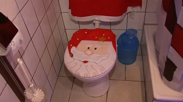 Vánoce se nedají zapřít ani na toaletě, i sprchový kout je oděný do Santova roucha.