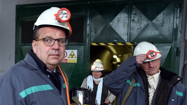 Ministr průmyslu a obchodu Jan Mládek (vlevo) si prohlédl 15. prosince uložiště radioaktivního odpadu Richard u Litoměřic.