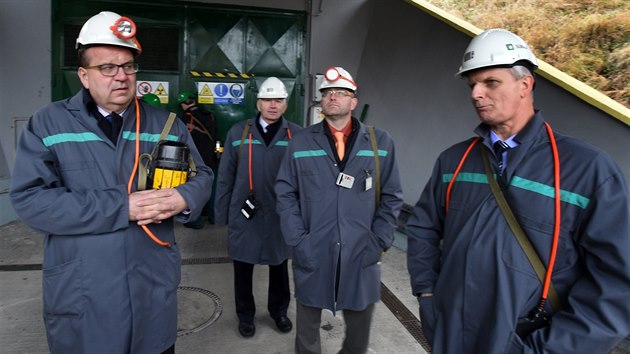 Ministr průmyslu a obchodu Jan Mládek (vlevo) si prohlédl 15. prosince uložiště radioaktivního odpadu Richard u Litoměřic.