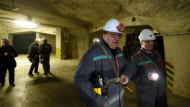 Ministr prmyslu a obchodu Jan Mldek (vlevo) si prohldl 15. prosince uloit radioaktivnho odpadu Richard u Litomic.
