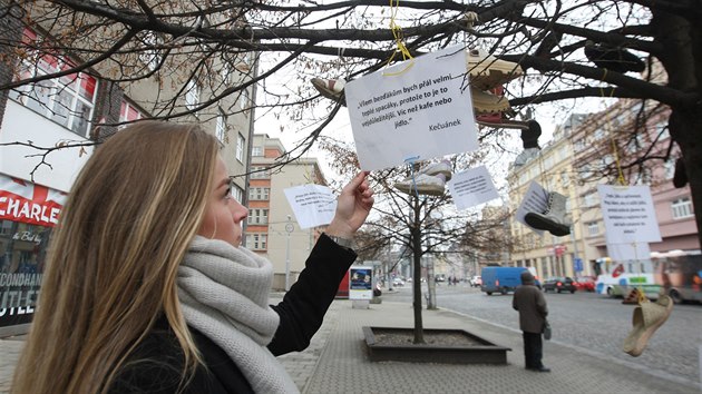 Netradiní vánoní strom s dekoracemi v podob prolapaných bot a vzkaz od...