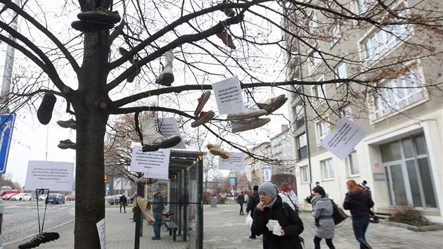 Netradin vnon strom s dekoracemi v podob prolapanch bot a vzkaz od bezdomovc u autobusov zastvky v Legionsk ulici v centru Olomouce. (16. prosinec 2016)