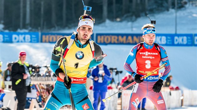 Martin Fourcade s Antonem ipulinem pijd na posledn steleckou poloku ve sthacm zvodu ve slovinsk Pokljuce.