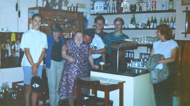 Jedna z dobových fotografií z kadovské hospody. Na snímku uprostřed je hostinská Vilemína Janečková.