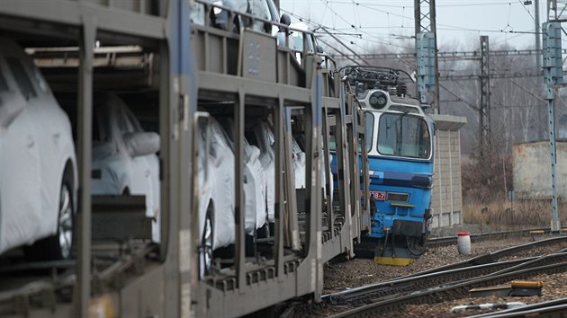 Na okraji Havlíčkova Brodu vykolejil nákladní vlak převážející automobily (16. 12. 2016)