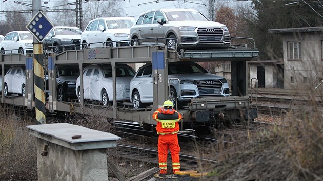 Na okraji Havlkova Brodu vykolejil nkladn vlak pevejc automobily (16. 12. 2016)