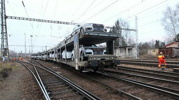 Na okraji Havlíčkova Brodu vykolejil nákladní vlak převážející automobily (16. 12. 2016)