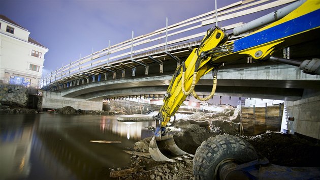 Stavba Podklášterského mostu se těsně před Vánoci zastaví. Dílo bude dokončené na jaře, až to počasí dovolí.