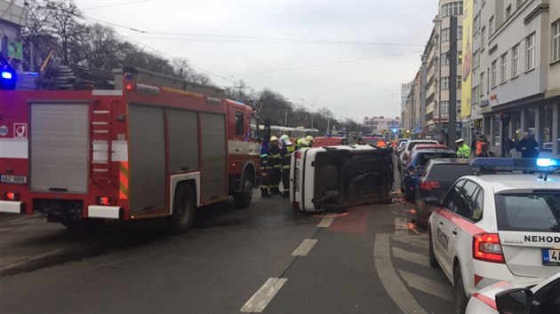 Auto se v prask Vinohradsk ulici stetlo s tramvaj, po nehod skonilo na boku (15.12.2016).