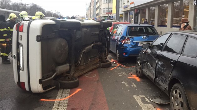 Auto se v prask Vinohradsk ulici stetlo s tramvaj, po nehod skonilo na boku (15.12.2016).