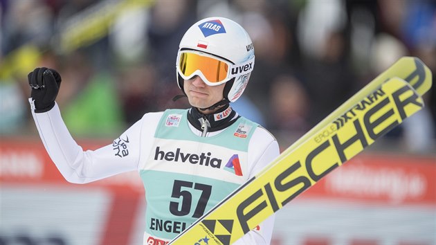 Kamil Stoch pi zvod Svtovho pohru skokan na lych v Engelbergu.