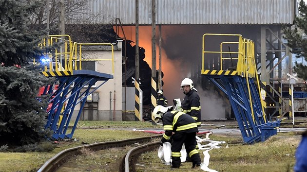 Hasii zasahuj u rozshlho poru v arelu spolenosti Metalrot v Tlumaov.