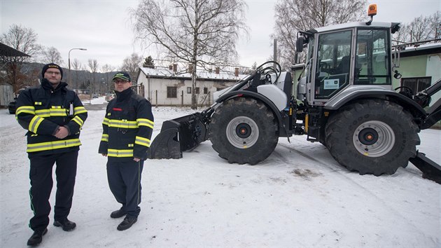 Traktorbagr podili policist za necelch 10 milion korun.