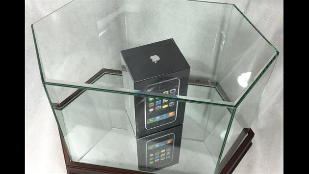 Prodejce vystavuje první iPhone ve skleněné vitríně a žádá za něj v přepočtu půl milionu korun.