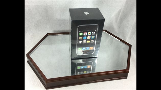 Takto vypadá balení historicky prvního Apple iPhonu. Dnes je to sběratelský klenot.