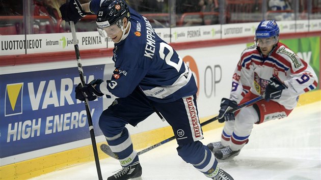 Finský hokejista Joonas Kemppainen (vlevo) kontroluje puk před Janem Ruttou z týmu Česka.