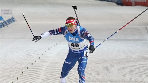 Ondřej Moravec projíždí cílem sprintu Světového poháru biatlonistů v Novém Městě na Moravě.