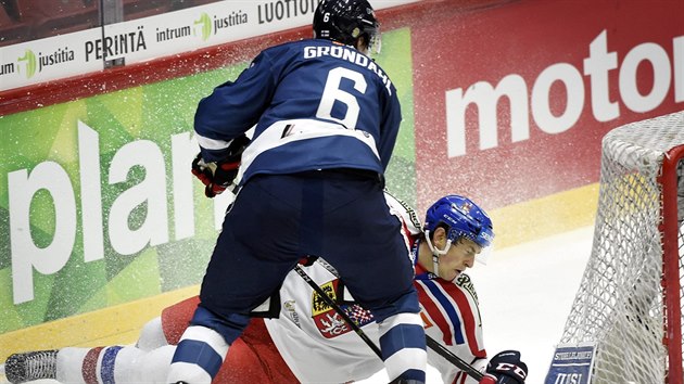 esk hokejista Tom Dvok (vpravo) pad po souboji s Arim Grondahlem z Finska.