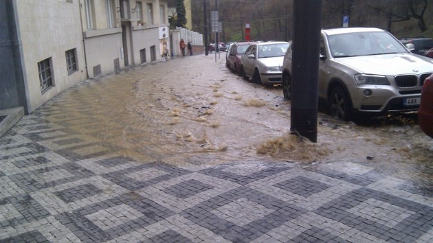 V Blehradsk ulici v Praze 2 dolo odpoledne k havrii vody. Pes dva a pl tisce lid je bez vody (14.12.2016)