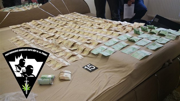 Detektivové zabavili čtyři luxusní vozidla, jeden milion v hotovosti v různých měnách, elektroniku v hodnotě téměř deseti milionů korun a bibly.  (15.12.2016)