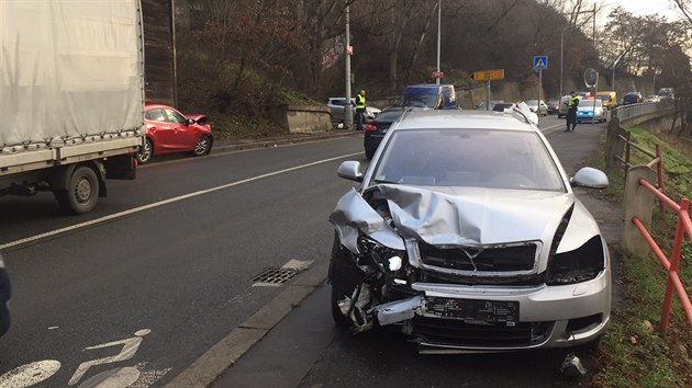 Pi eln srce dvou osobnch aut se zranili ti lid a jedna ena si vn poranila hlavu a upadla do bezvdom (19.12.2016)