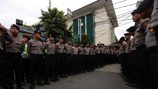 Jakartsk guvernr Ahok stanul ped soudem kvli dajn urce islmu. Na podek ped budovou soudu dohlely destky policist (13. prosince 2016).