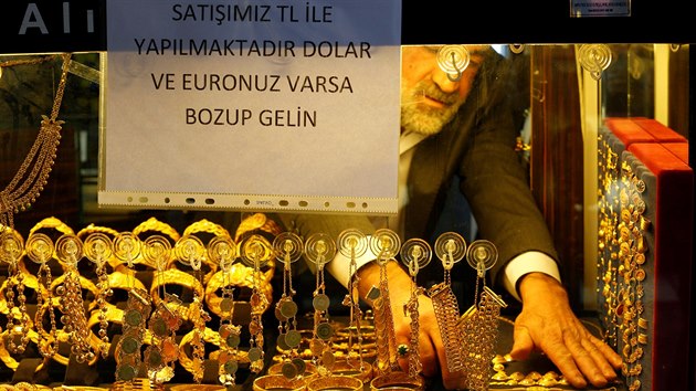 Na prezidentovu vzvu zareagovali i prodejci ve Velkm bazaru v Istanbulu. Obchodujeme v tureck lie. Pokud mte dolary nebo eura, pijte po vmn, hls npis na vloze (6. prosince 2016).