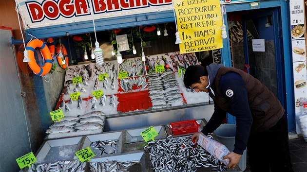 Tak prodejci ryb zareagovali na prezidentovu vzvu. Jeden kilogram anoviek zdarma pro ty, kte si vymnili alespo sto dolar na tureck liry, hlsaj (6. prosince 2016).