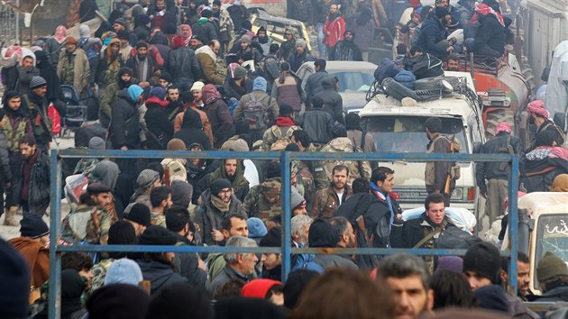 Evakuace lid z vchodnho Aleppa je pozastavena, na pevoz ekaj povstalci i civilist (16. prosince 2016).