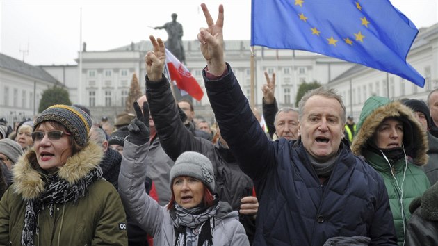 Ve Varav protestuj tisce lid, vad jim kroky vldn strany Prvo a spravedlnost (17. prosince 2016).