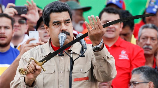 Venezuelsk prezident Nicols Maduro vystoupil v Caracasu ped svmi stoupenci, pi projevu drel me nrodnho hrdiny Simna Bolvara (17. prosince 2016).