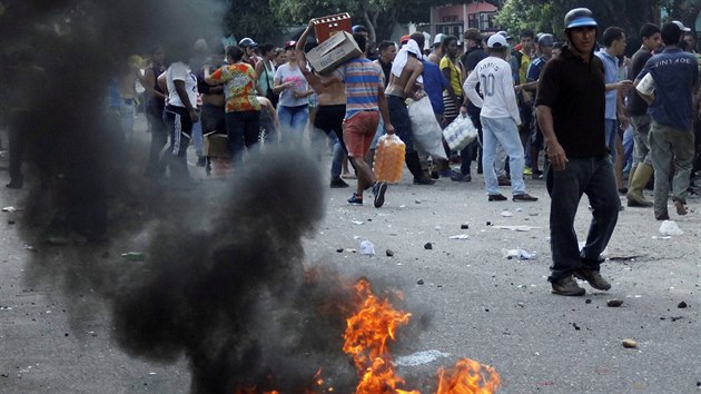 Ve Venezuele zavldl chaos pot, co se vlda rozhodla zruit platnost bankovek s hodnotou 100 bolvar. Kvli nedostatku hotovosti lid vyrabovali obchod s potravinami ve mst La Fria (17. prosince 2016).