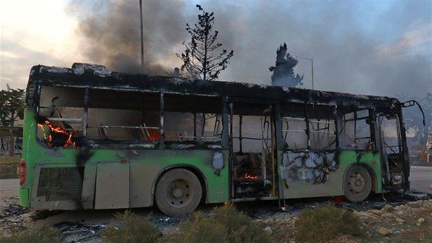 Autobusy, kter smovaly do vesnic v syrsk provincii Idlib k evakuaci it, se dostaly do palby, nkter z nich shoely (18. prosince 2016).