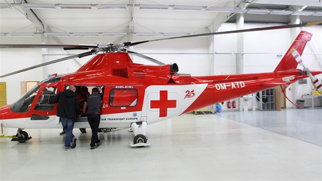 Personál záchranné služby má jen tři týdny, aby se přeškolil na létání s vrtulníky Agusta A109 K2 slovenské společnosti Air Transport Europe, která začne od ledna 2017 provozovat leteckou záchrannou službu z olomouckého heliportu.